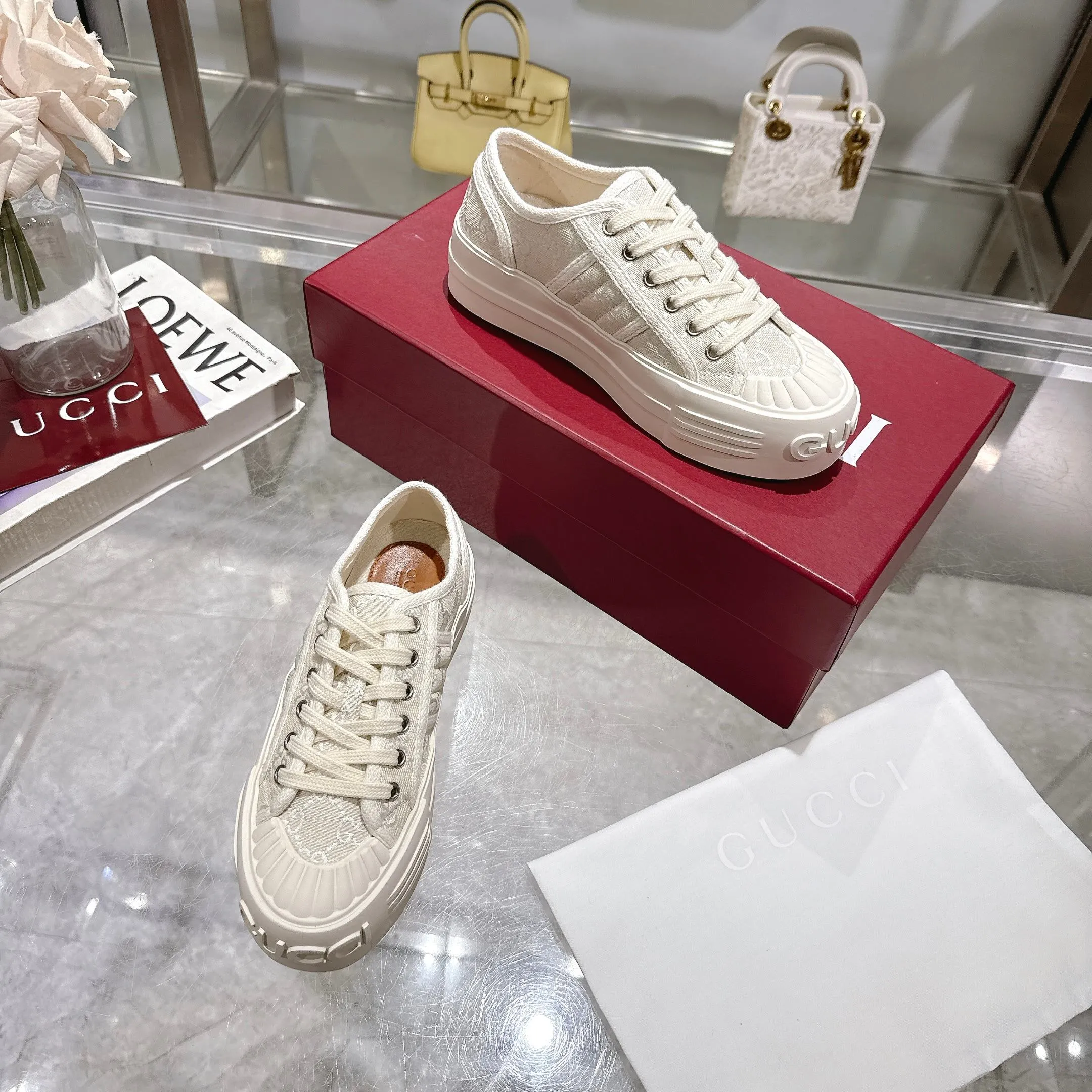 👟👟Ex-factory price 480👟👟 Crafted with iconic GG canvas❤, it cleverly combines spot design and modern aesthetics💋. The bold and avant-garde gallery shape is paired with "Gucci printed embossed rubber sole🌹, creating a dazzling item with full personality👏 and comfortable to wear." The original 1:1 molded sole looks like Huawei's chrysanthemum LOGO at first glance. 👍It is not on the same level as the high-protruding fake soles on the market👏✔️Full set packaging, size 35-4,
